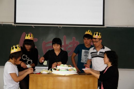 2013年济南职业学院学生实习生活记录—欢度生日篇(图2) 2013年济南职业学院学生实习生活记录—欢度生日篇(图2)