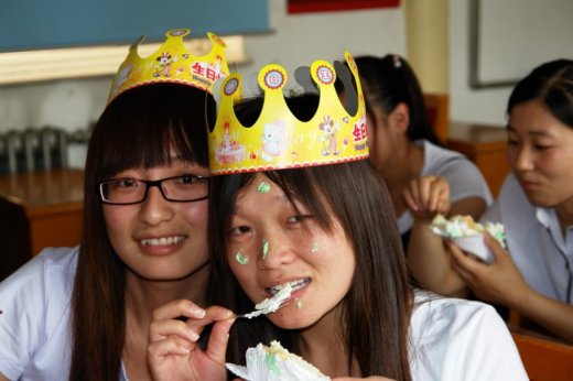 2013年济南职业学院学生实习生活记录—欢度生日篇(图3) 2013年济南职业学院学生实习生活记录—欢度生日篇(图3)